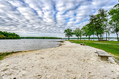 Lakefront Home With Kayaks, Private Patio, air Hockey, Grill, & Balcony