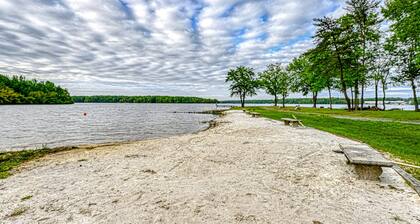 Lakefront Home With Kayaks, Private Patio, air Hockey, Grill, & Balcony