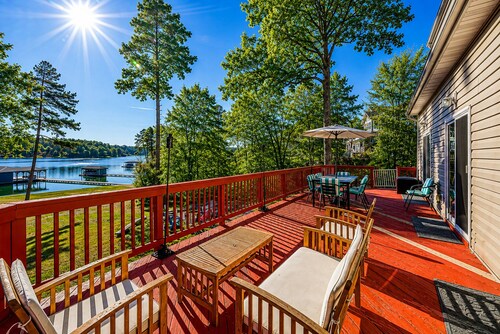 Lakeside Retreat With a Firepit, Dock, Deck, hot Tub, Pool Table - dog Friendly