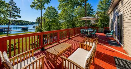 Lakeside Retreat With a Firepit, Dock, Deck, hot Tub, Pool Table - dog Friendly