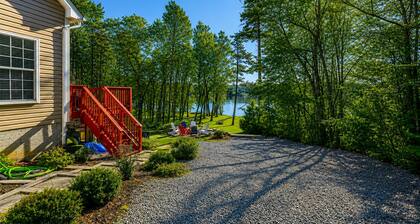 Lakeside Retreat With a Firepit, Dock, Deck, hot Tub, Pool Table - dog Friendly