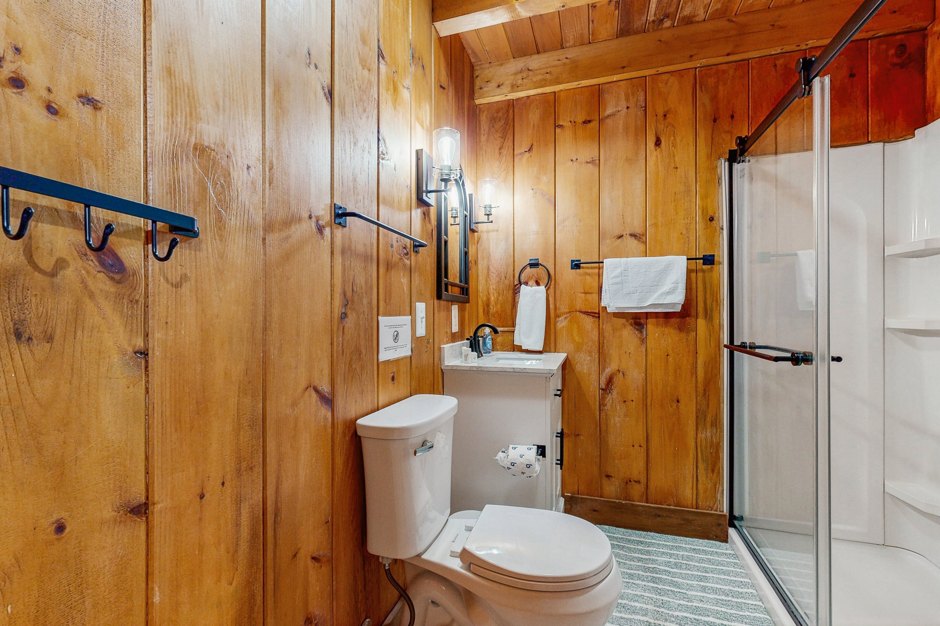 Cabin, Multiple Beds, Fireplace (Lakeview Lodge) | Bathroom