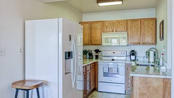 House, Multiple Beds, Balcony (Viewtopia) | Private kitchen
