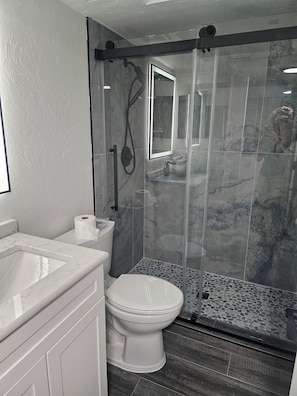 Regadera, toallas, jabón, papel de baño 