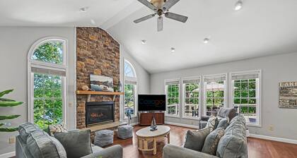Spacious Lakefront Home w/ Boat Dock, Fire pit & Pool Table - Dogs OK