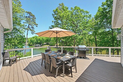 Spacious Lakefront Home w/ Boat Dock, Fire pit & Pool Table - Dogs OK