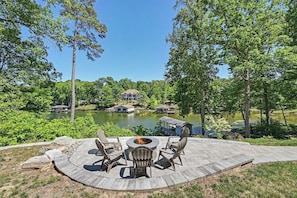 Outdoor dining - Spacious Lakefront Home w/ Boat Dock, Fire pit & Pool Table - Dogs OK (Mineral)