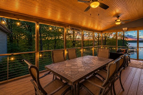 Renovated Lakehouse With Dock, hot Tub, Firepit & Bi-level Deck - Dogs OK