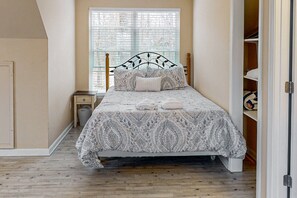 A bedroom with a bed, bedside table, and a window with blinds. - Renovated Lakehouse With Dock, hot Tub, Firepit & Bi-level Deck - Dogs OK (Mineral)