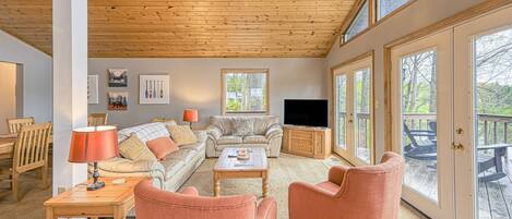 House, Multiple Beds, Kitchen (Life is Good) | Living area