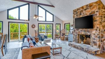 House, Multiple Beds, Kitchen (The Blue Heron Retreat) | Living area