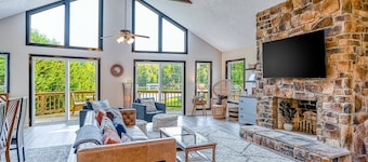 Lakefront Adventure House With Private Dock & Wifi - Dog-friendly