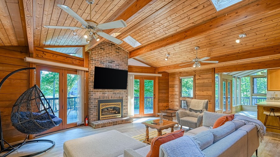 Lakefront Retreat W/private Dock, Fast Wifi, gas Grill & Central AC, Dogs