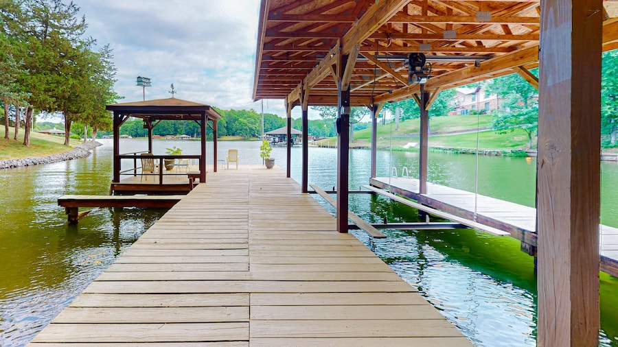 Lakefront Retreat W/private Dock, Fast Wifi, gas Grill & Central AC, Dogs