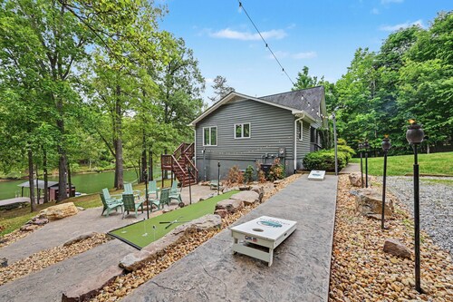 Spacious Waterfront Escape With Screened Porch, Water Slide, Kayaks & Games
