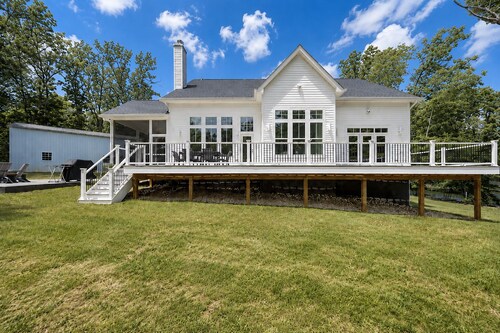 Spacious Lake House Retreat With Game Room, Theater Room, Fire pit and Boat Slip