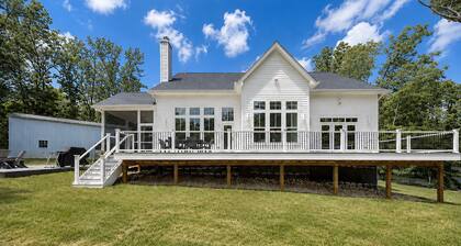 Spacious Lake House Retreat With Game Room, Theater Room, Fire pit and Boat Slip