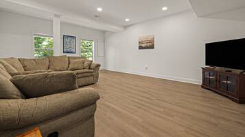 House, Multiple Beds, Kitchen (Lakeview Perch) | Living area