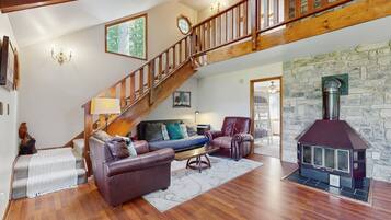 House, Multiple Beds, Balcony (Lakeside Haven) | Living area