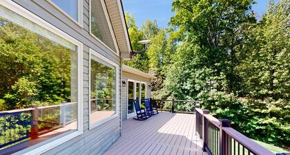 Exquisite Dog-friendly Home With Kayaks, Pool Table, hot Tub, & Washer/dryer