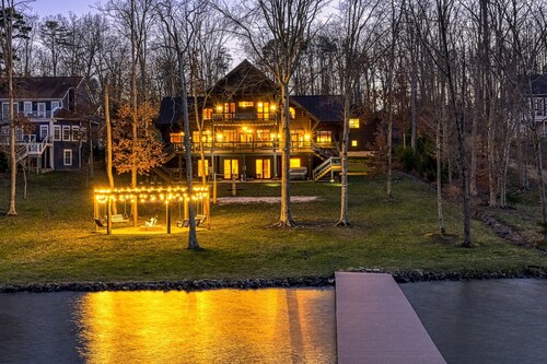 Lakefront Cabin w/ Hot Tub, Boat Dock, Wifi, a Game Room & Firepit - Dogs OK