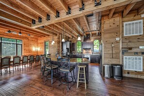 Ein Holzinterieur mit Barbereich, Küche und Essbereich.