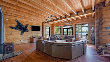 House, Berbilang Katil (Lakefront Loggin' Off) | Ruang tamu