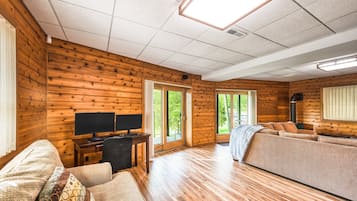 House, Multiple Beds, Kitchen (Better Days) | Living area