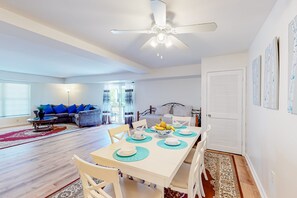 Condo, nhiều giường (Blue Heaven) | 2 phòng ngủ, trang trí khác biệt