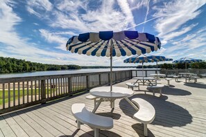 Outdoor dining - Second-floor Condo With Full Kitchen, Washer/dryer, Central AC, & Boat Slip use (Spotsylvania)