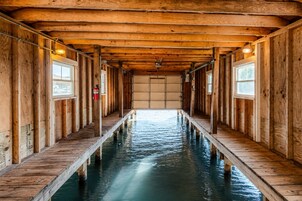 Un interior de madera con un canal de agua central, paredes de madera y ventanas.