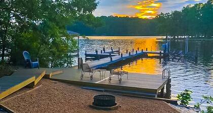 Spacious pet Friendly Waterfront House With Patio & Grill
