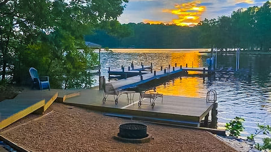 Spacious pet Friendly Waterfront House With Patio & Grill