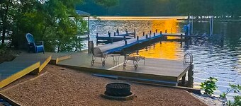 Spacious pet Friendly Waterfront House With Patio & Grill