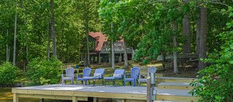 Spacious pet Friendly Waterfront House With Patio & Grill