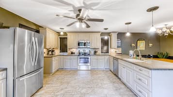 House, Multiple Beds, Hot Tub (Sunset Beach) | Private kitchen