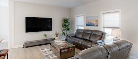 House, Multiple Beds, Kitchen (Lake Escape Getaway) | Living area