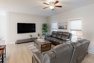 House, Multiple Beds, Kitchen (Lake Escape Getaway) | Living area