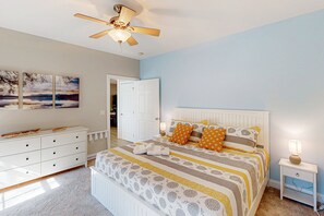 3 bedrooms - Fun & Relaxing Getaway With 2 Game Rooms, Fire Pits, Deck, & More (Orange)
