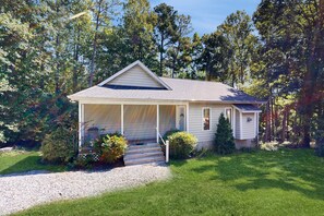 A single-story house with a front porch, a covered entryway, and a gravel driveway. - Spacious pet Friendly House W/private Pool Table, Ping Pong Table & Free Wifi (Bumpass)