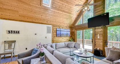 Lakefront Home With Boat Mooring, Deck, hot Tub, Game Room & Fast Wifi - Dogs OK