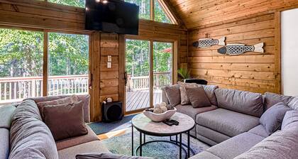 Lakefront Home With Boat Mooring, Deck, hot Tub, Game Room & Fast Wifi - Dogs OK