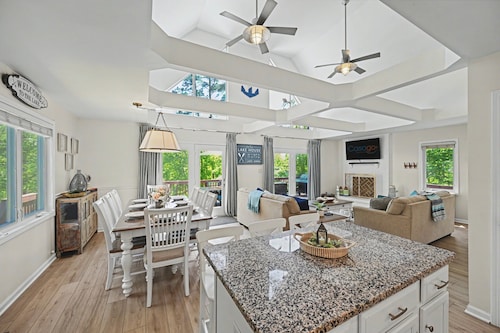 Lakefront - Brand-new hot Tub, Dock, Kayaks, Sup, Game Room & Firepit