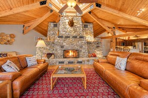 Ferienhaus, Mehrere Betten, Kamin (Flying Moose Lodge at Lake Anna) | Wohnbereich