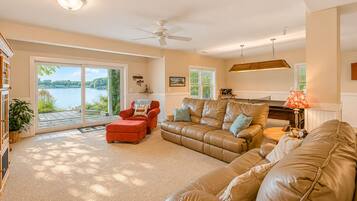 House, Multiple Beds, Kitchen (Lake Anna Cabana) | Living area