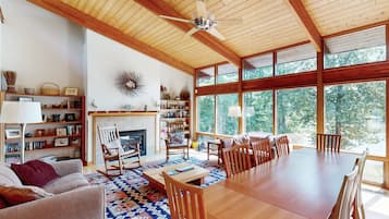 House, Multiple Beds, Fireplace (Peter's Folly) | Interior