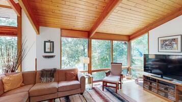 House, Multiple Beds, Fireplace (Peter's Folly) | Living area
