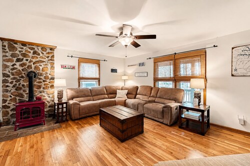 Lake Anna Home on Large Corner lot With Kayaks, Paddleboard, Firepit & Grill