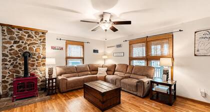 Lake Anna Home on Large Corner lot With Kayaks, Paddleboard, Firepit & Grill