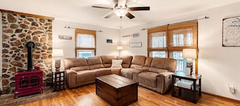 Lake Anna Home on Large Corner lot With Kayaks, Paddleboard, Firepit & Grill